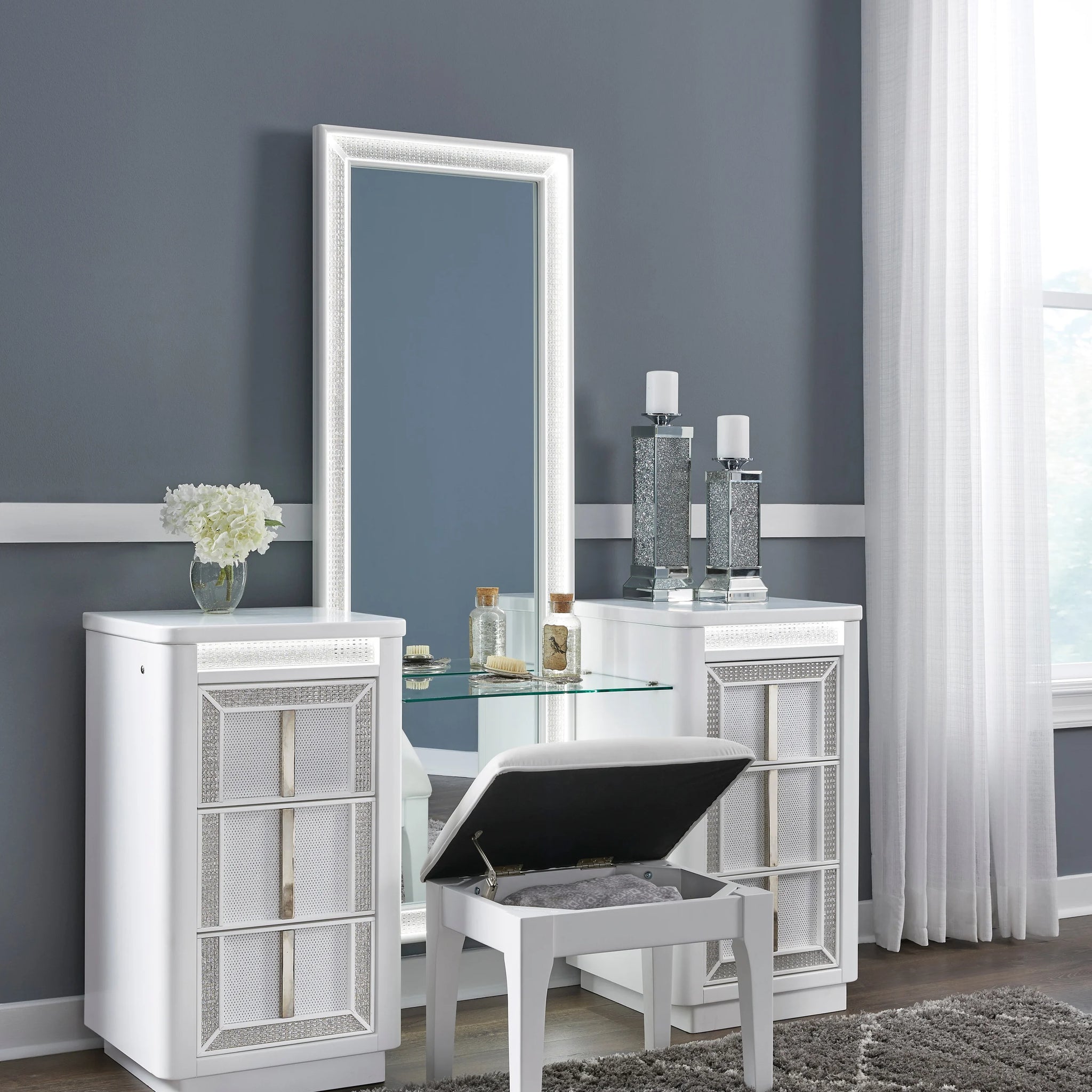 B822 - Vanity w/Stool