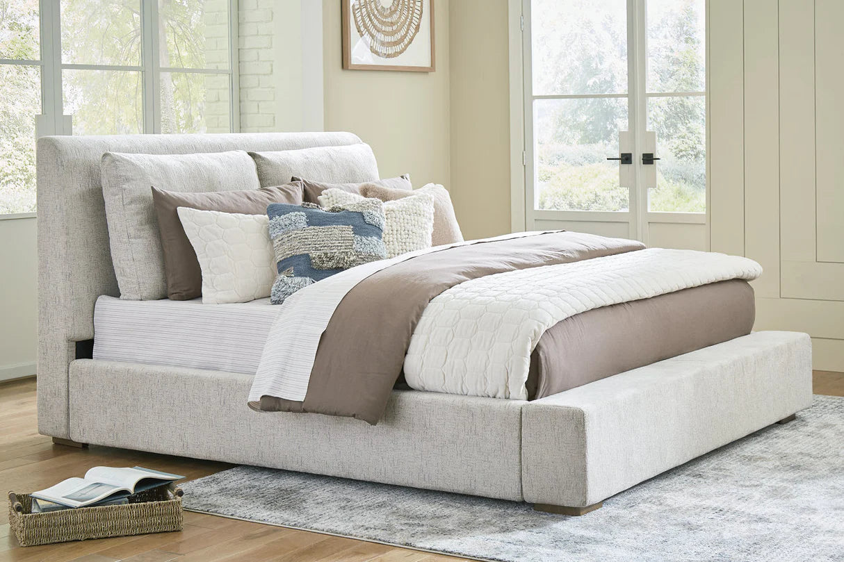 Cama King tapizada con plataforma Cabalynn en marrón claro