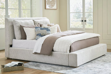 Cama King tapizada con plataforma Cabalynn en marrón claro